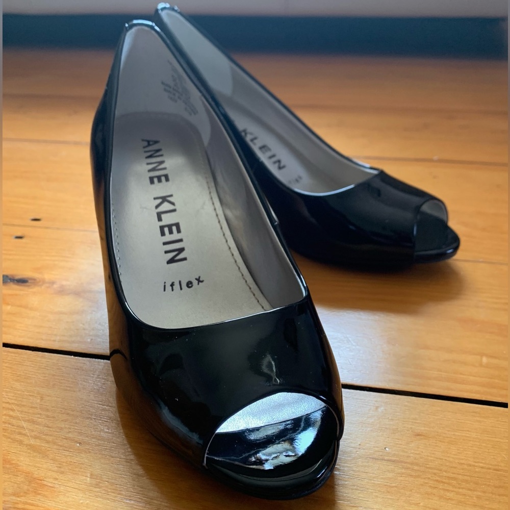 Anne Klein black patent peep toe shoes size 6